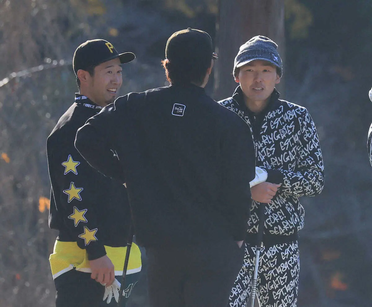 ＜西武・納会ゴルフ＞ラウンド前、談笑する（左から）外崎、松井監督、源田（撮影・尾崎　有希）