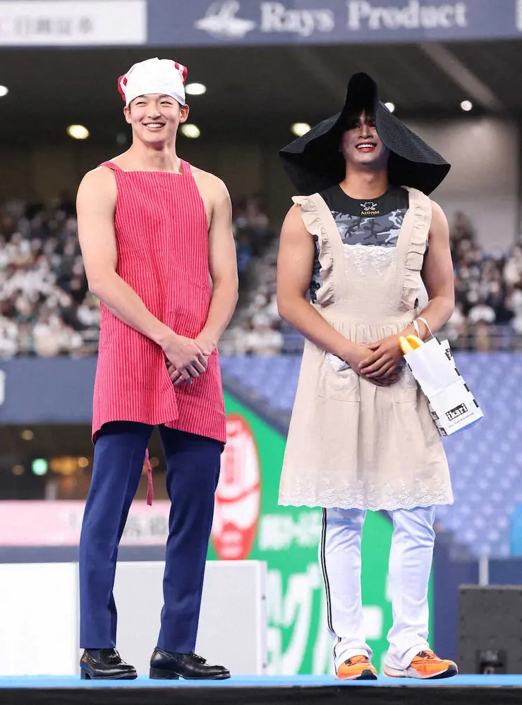 【画像・写真】＜オリックスファンフェスタ＞バファローズ＃トレンド大賞2022にエントリーにエントリーした吹田の主婦・山崎颯（左）とママ友芦屋のマダム・宇田川（撮影・後藤　正志）