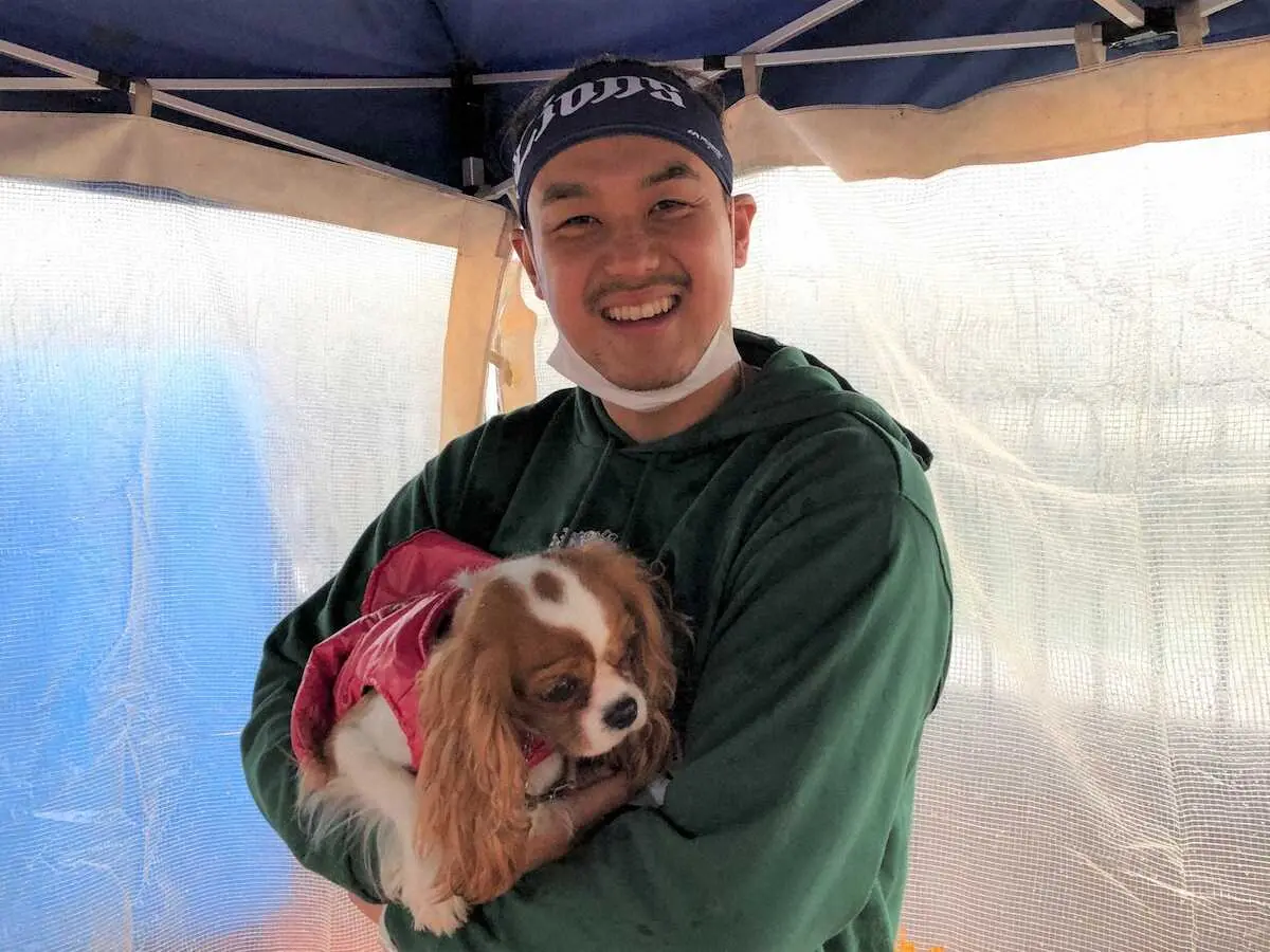 NPO法人日本捜索救助犬協会への寄付金贈呈式に臨んだ西武・高橋（球団提供）