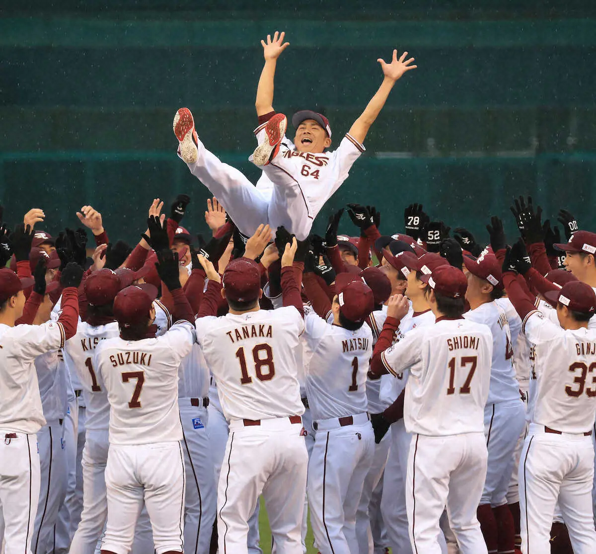 【画像・写真】今季限りで引退の楽天・福山“らしさ全開”でグラウンドに別れ