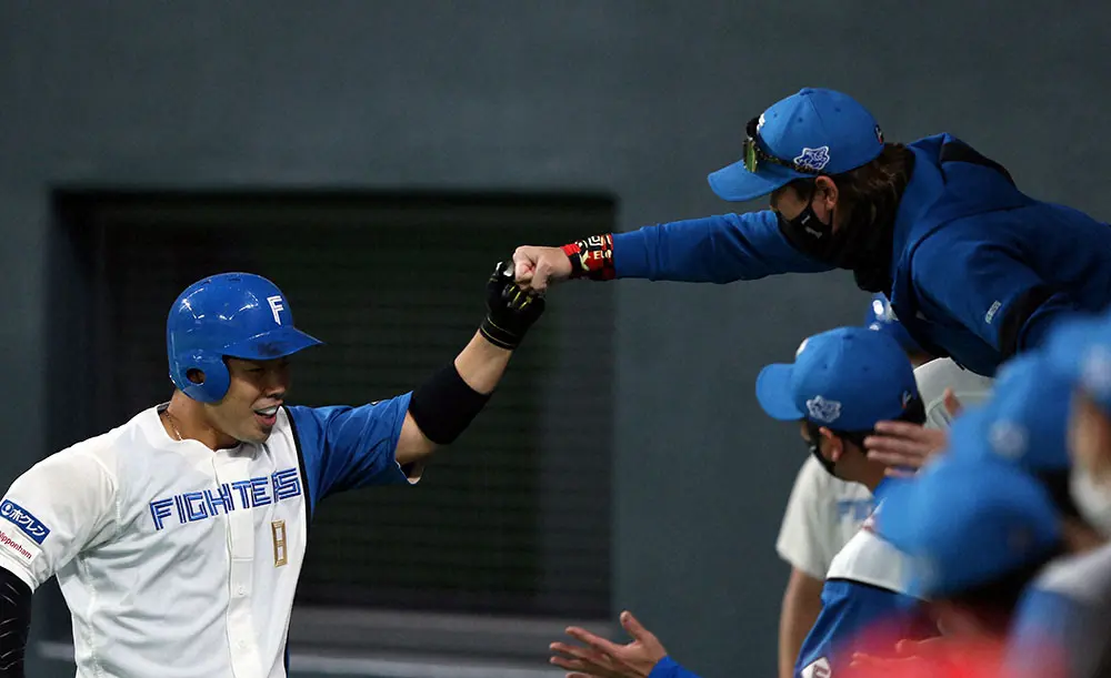 【画像・写真】新庄監督　FAの近藤と20分直接会談し残留要請「君は監督をやれる人間」と将来的な監督就任にも言及