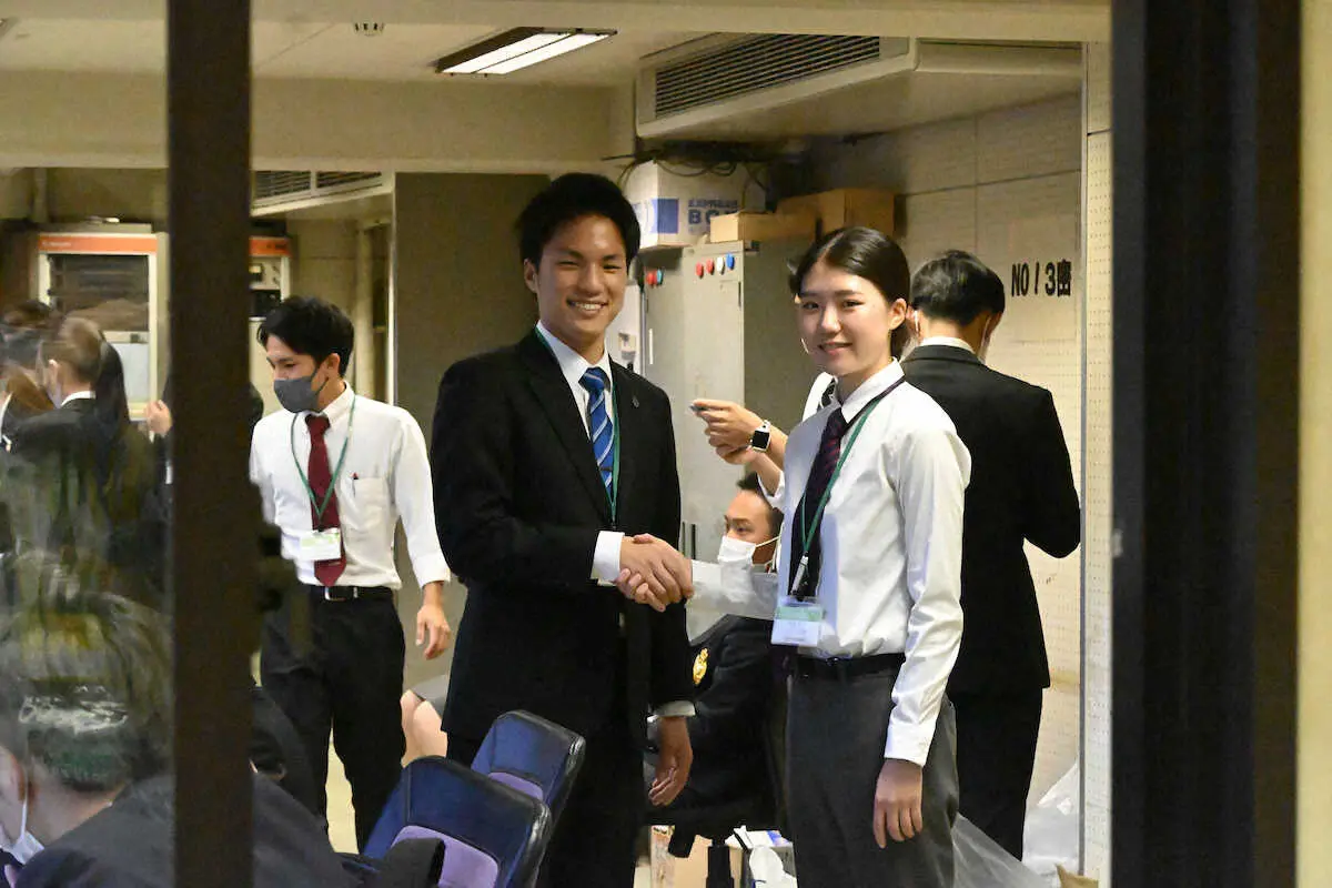 学生副委員長としての最終日を迎え、北内真太委員長（左）と握手する川上朱理さん（右）（撮影・柳内　遼平）