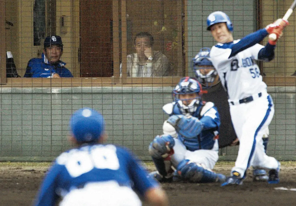 【画像・写真】2004年2月1日、キャンプ初日に行った紅白戦を本塁後方から見つめる中日・落合監督（共同）