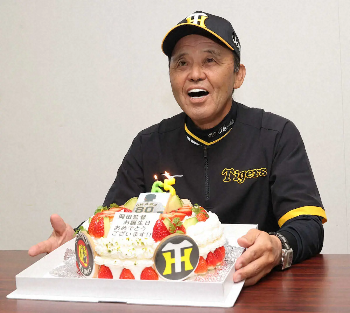 65歳の誕生日を迎え、報道陣から贈られたケーキを手に笑顔をみせる岡田監督（撮影・椎名　航）