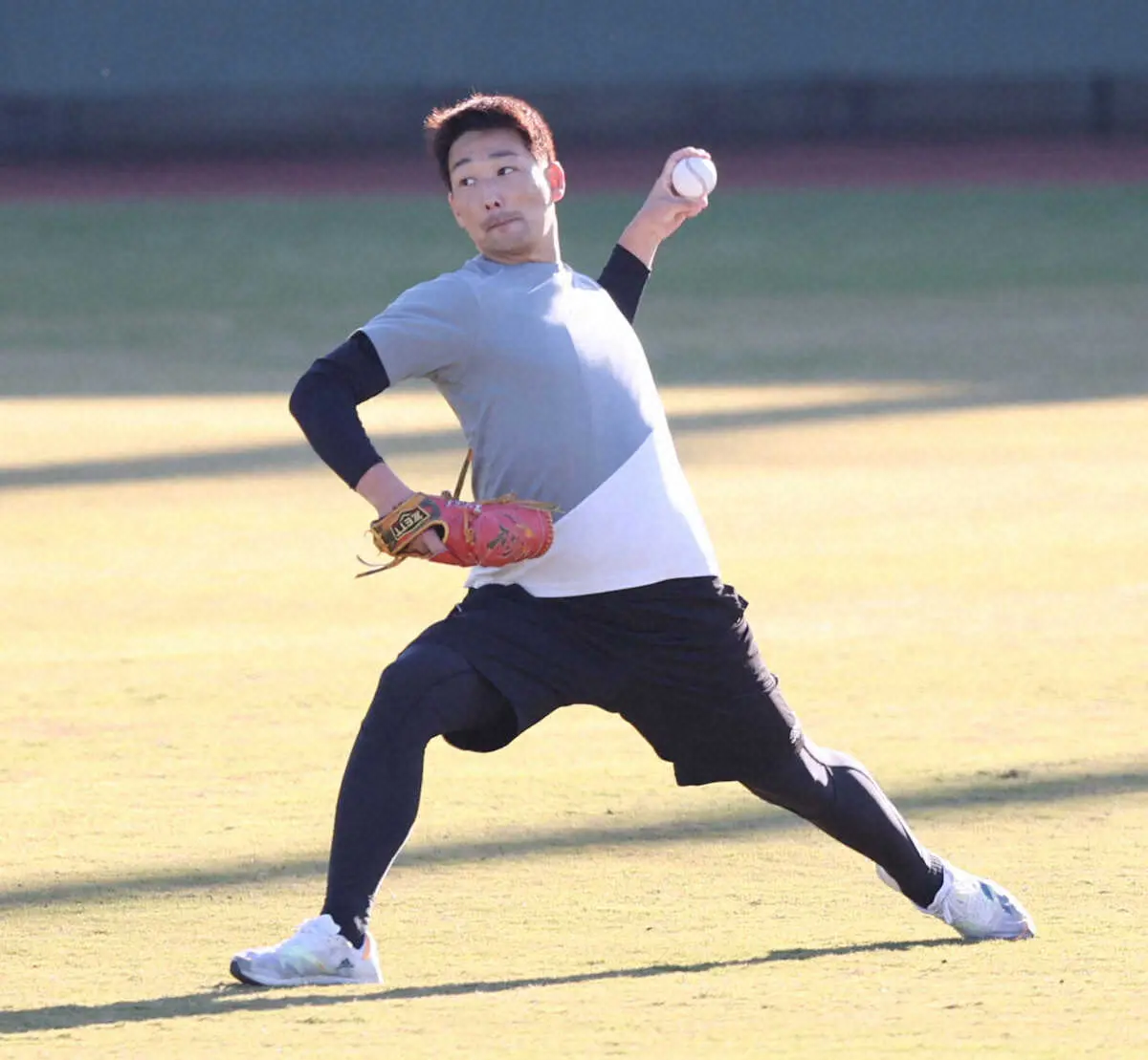 【画像・写真】阪神・岩崎　日本ハムに移籍した斎藤と即席合同自主トレ　新天地での飛躍目指す後輩に「頑張れよ」