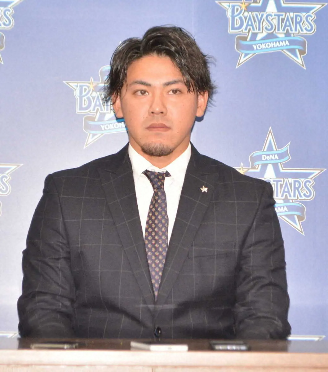 【画像・写真】DeNA・中川　100万円増でサイン　来季は160キロ目標