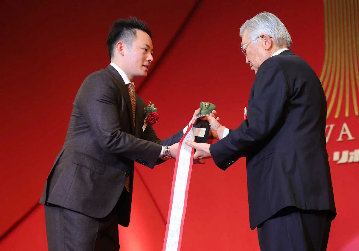 【画像・写真】楽天・松井裕、「どこに建てるのか…」ヤクルト・村上“3億円の家”に興味津々