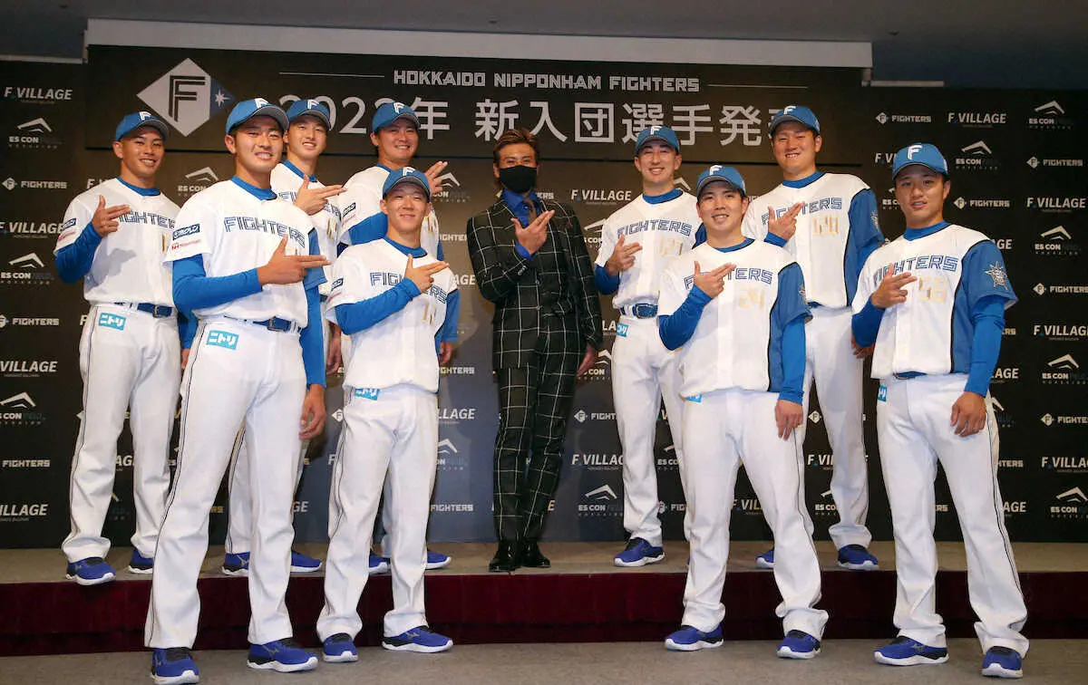 【画像・写真】日本ハム・新庄監督が新ポーズ披露　名称は「考えておきます」