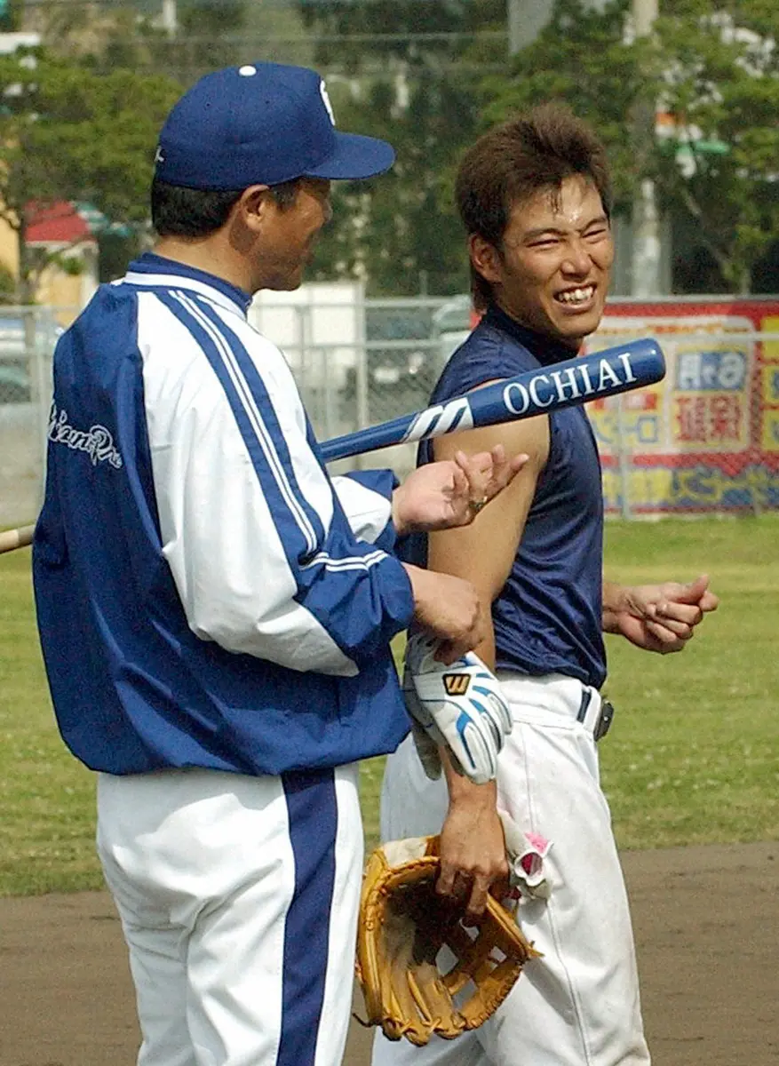 2004年の沖縄・北谷キャンプで１時間４０分にもわたる長時間ノックを終え、満足げな表情を見せる井端弘和内野手（右）と落合博満監督