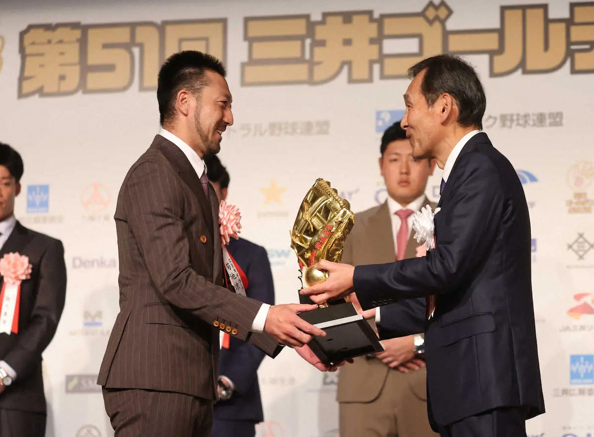 【画像・写真】広島・菊池涼　山本浩二超え意欲！レジェンドに並ぶ10年連続GG賞…来季セ最長11年連続へ「全力で」