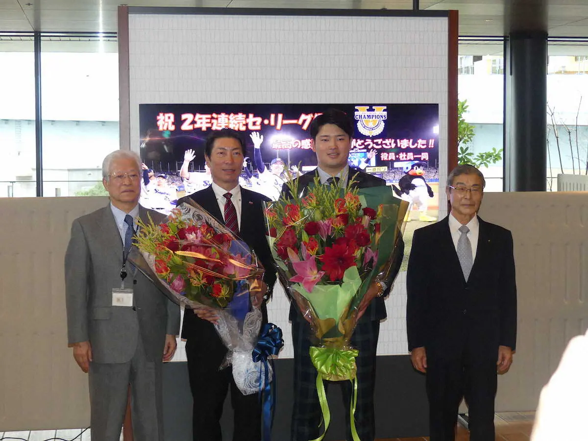 【画像・写真】ヤクルト村上宗隆が高津監督とオーナー報告　美肌の主砲「来季も化粧水を塗ってホームラン打ちます」