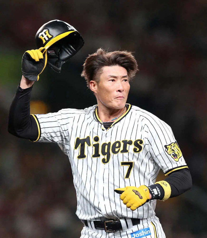 引退試合で安打を放ち、ファンの拍手に手をあげて応える元阪神・糸井氏