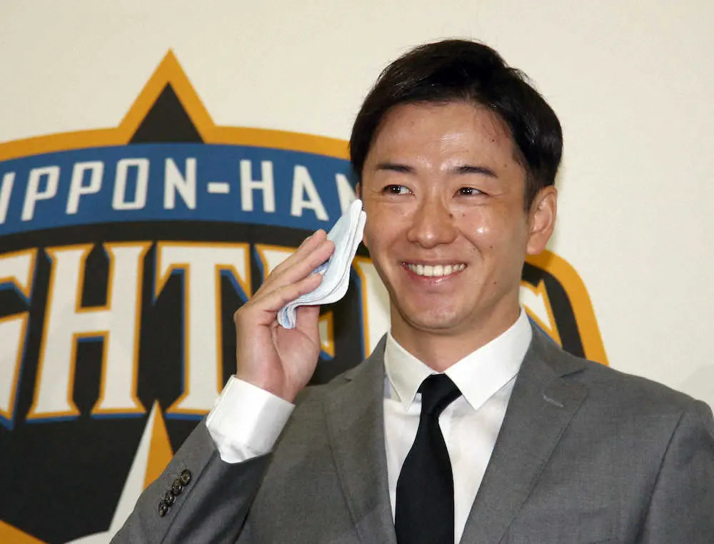 【画像・写真】引退会見で、ハンカチを手にポーズを決める日本ハム・斎藤（撮影・高橋　茂夫）