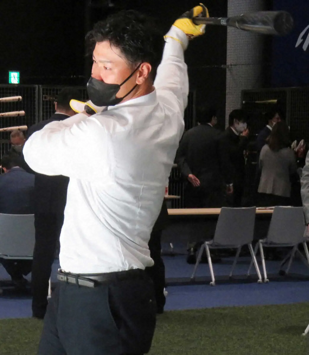 【画像・写真】鬼に金棒や！阪神・佐藤輝　長距離打者仕様バットで30本塁打＆100打点まっしぐら