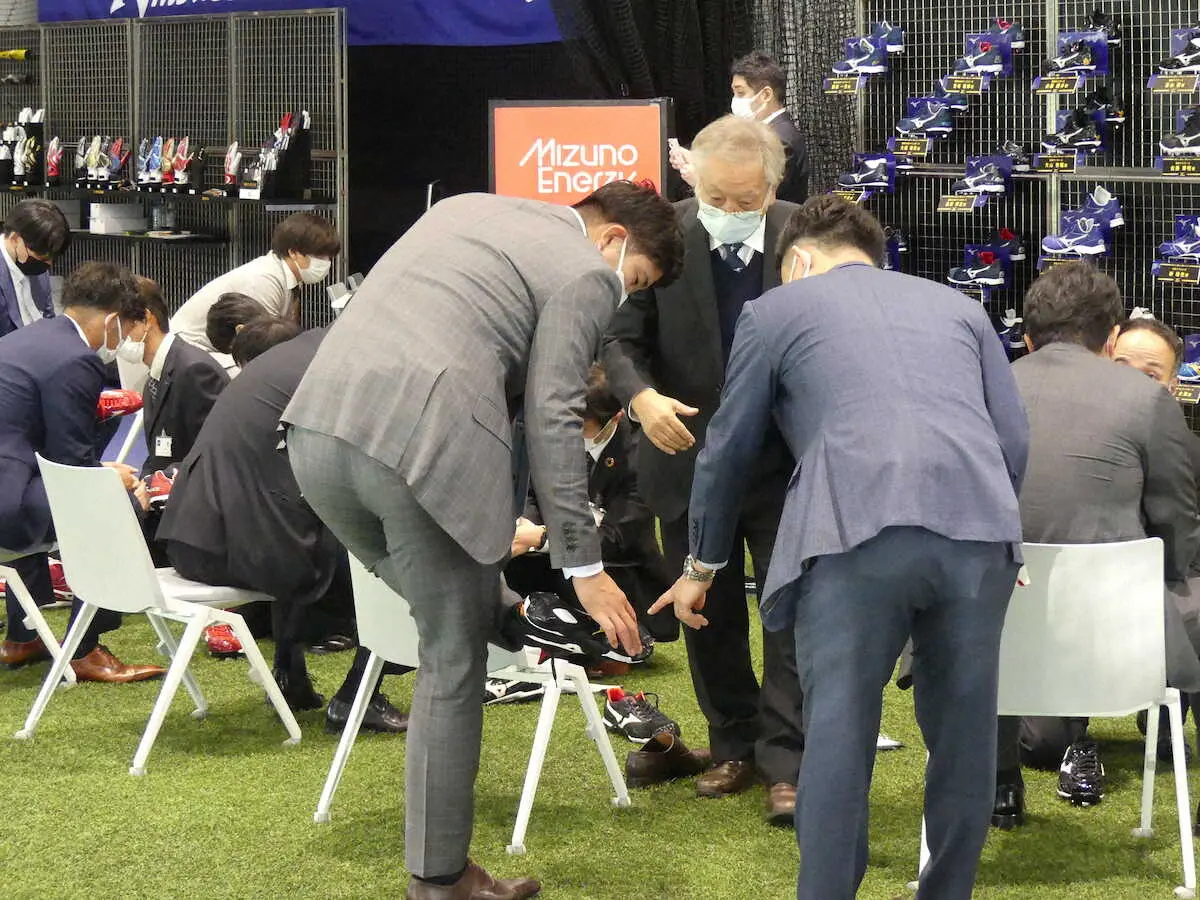 【画像・写真】巨人・菅野　7年ぶりスパイク変更で来季に臨む