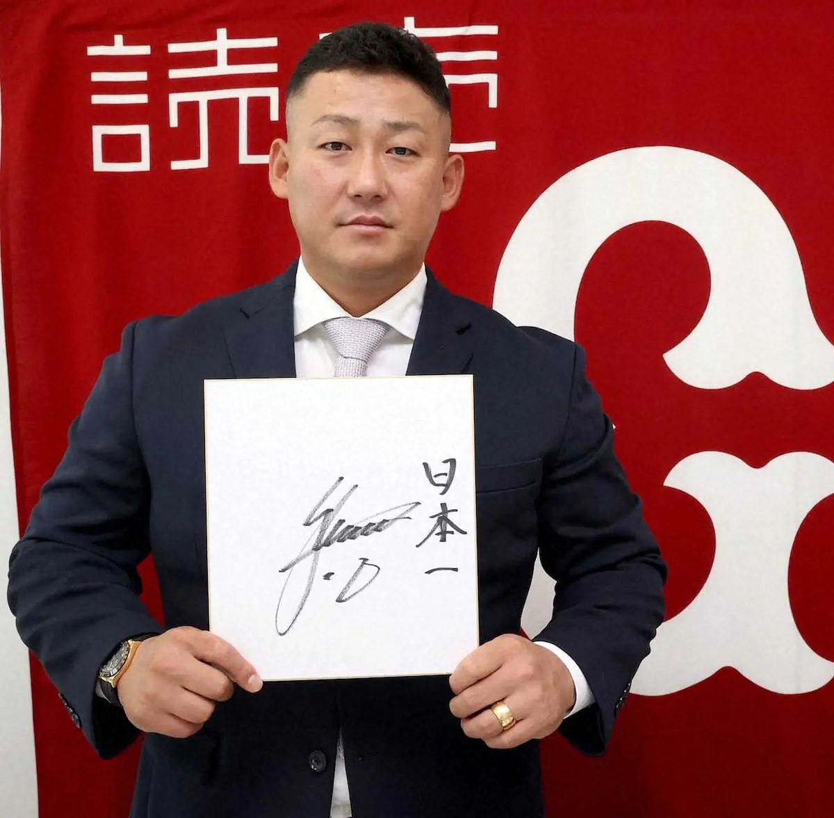 【画像・写真】巨人・中田、倍増の3億円でサイン　自主トレでは秋広に食トレ予告「一日12合は食べさせようかな」