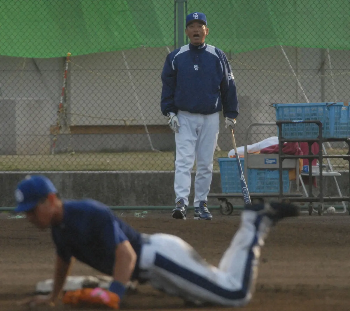 【画像・写真】若手野手にノックする落合監督
