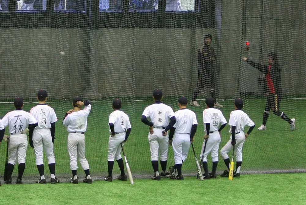 2009年12月、読売ジャイアンツジュニアチームの子どもたちが見守る中、キャッチボールする山口鉄也。左から4人目が少年時代のオコエ