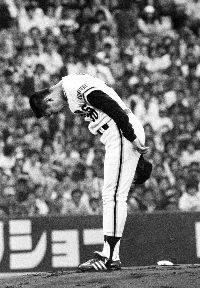 【画像・写真】デビュー戦となった1979年6月2日の阪神戦で、マウンドでファンに頭を下げる江川卓氏