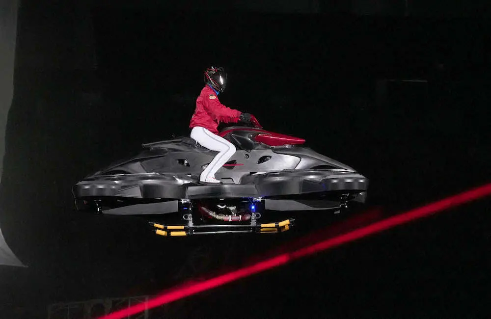 【画像・写真】本拠地開幕戦のセレモニーに空飛ぶバイクで登場した新庄監督（撮影・高橋　茂夫）