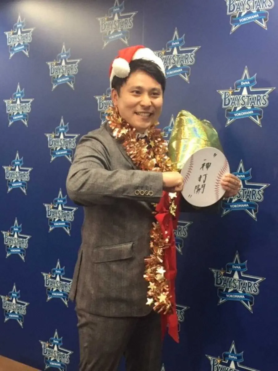 【画像・写真】DeNA　佐野が1億7000万円でサイン「キャプテンで優勝」4年連続の主将就任