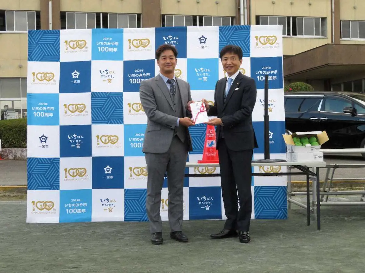 【画像・写真】西武平井が愛知県一宮市内の小学校に「ティーボールセット」を寄贈　自身の成績に応じた42万円分