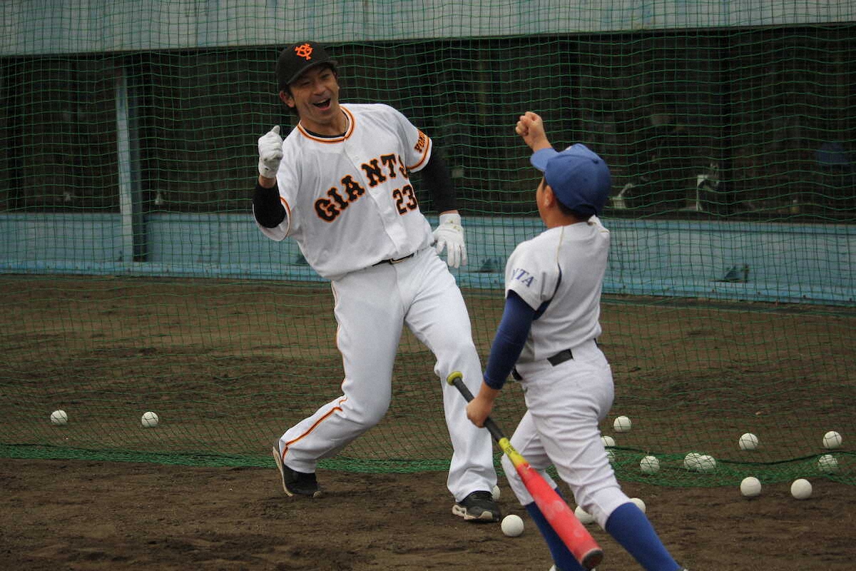 巨人に新加入の松田 野球教室で巨人のユニホーム姿をお披露目 熱男 