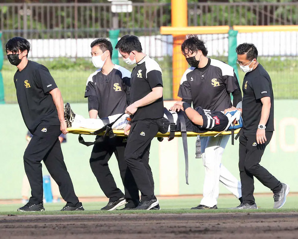 【画像・写真】今年5月18日の試合前練習で負傷し担架で運ばれる上林