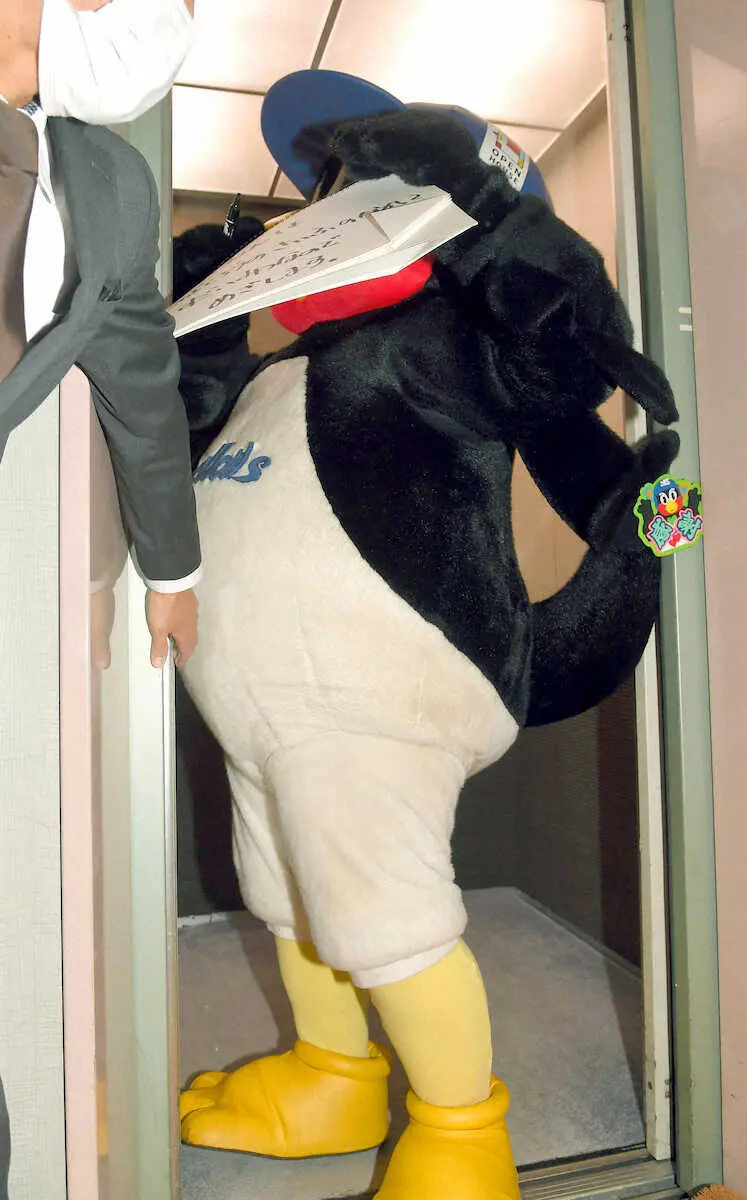 【画像・写真】ヤクルト・つば九郎が怒りの保留「えつねんします」　“ヤクルト1000飲み放題”はく奪に悪態