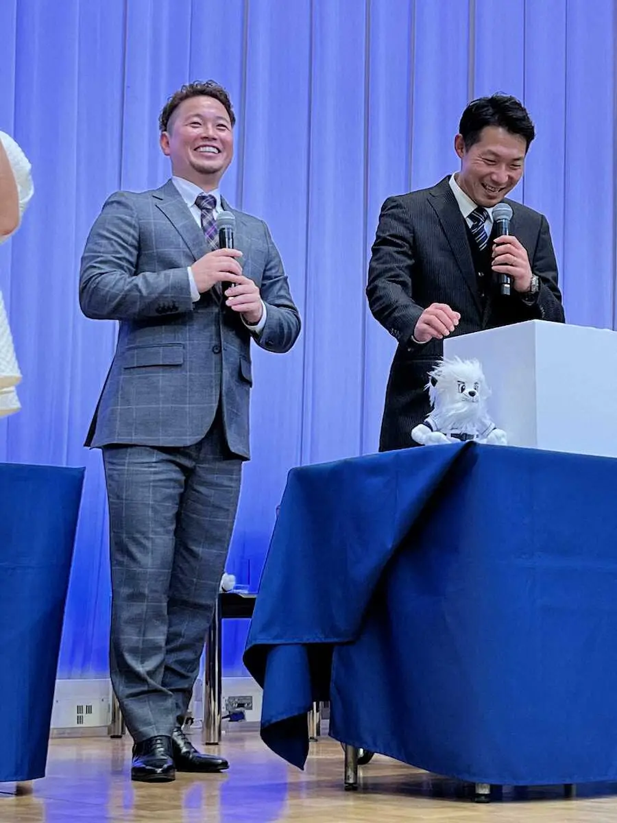 【画像・写真】西武岡田＆熊代コーチがトークショー　岡田がプールでハマっていること　熊代コーチ5キロ減の理由とは…