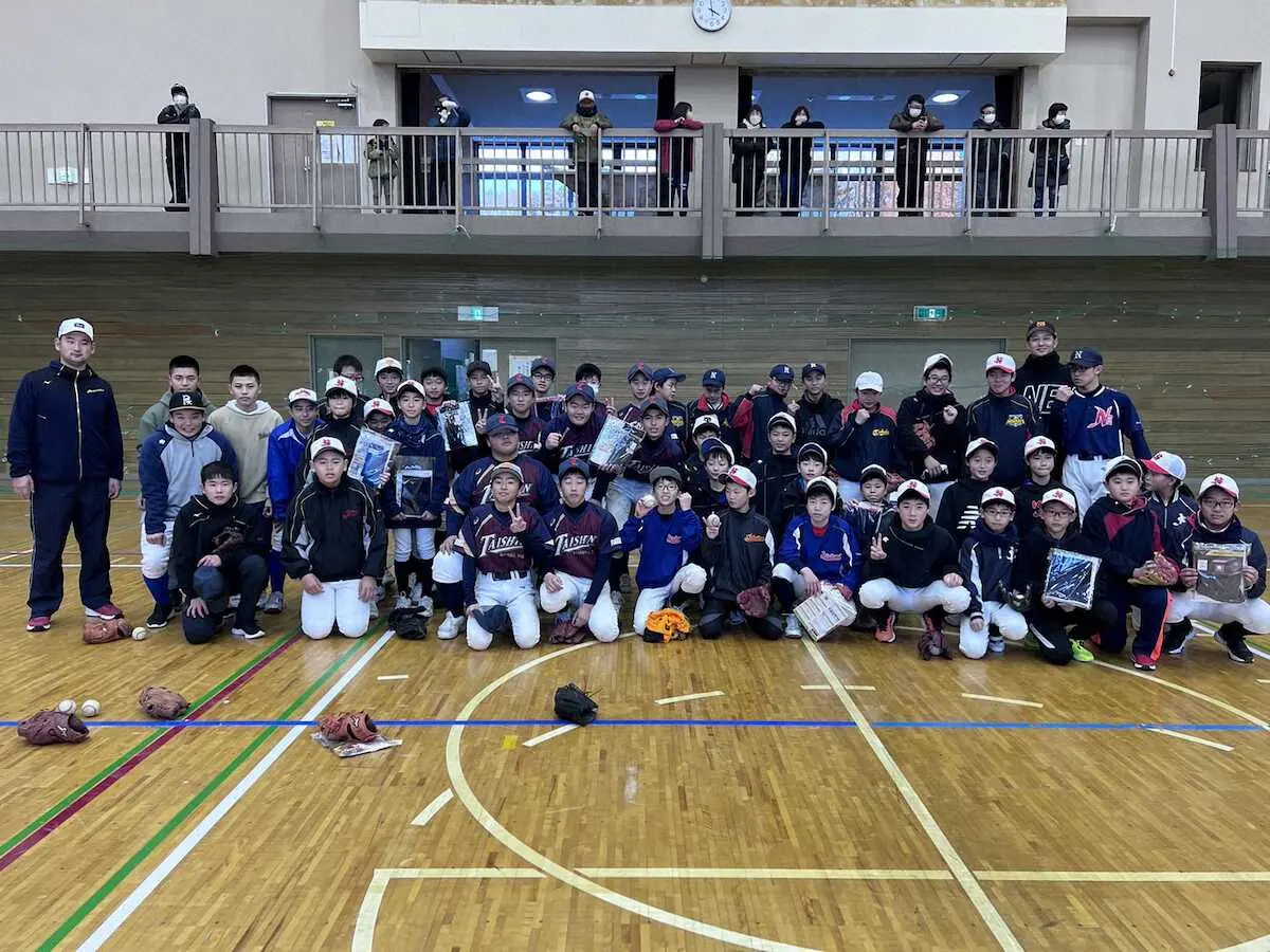 地元の福島県西郷村で野球教室を開催した巨人の矢貫3軍投手コーチ（後列右から2人目）と佐藤氏（真ん中左から1人目）