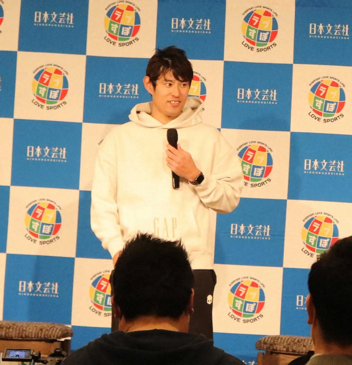 【画像・写真】引退発表の井納がトークショー出演　ファンに直接報告　「10年間やらせてもらって感謝しかない」