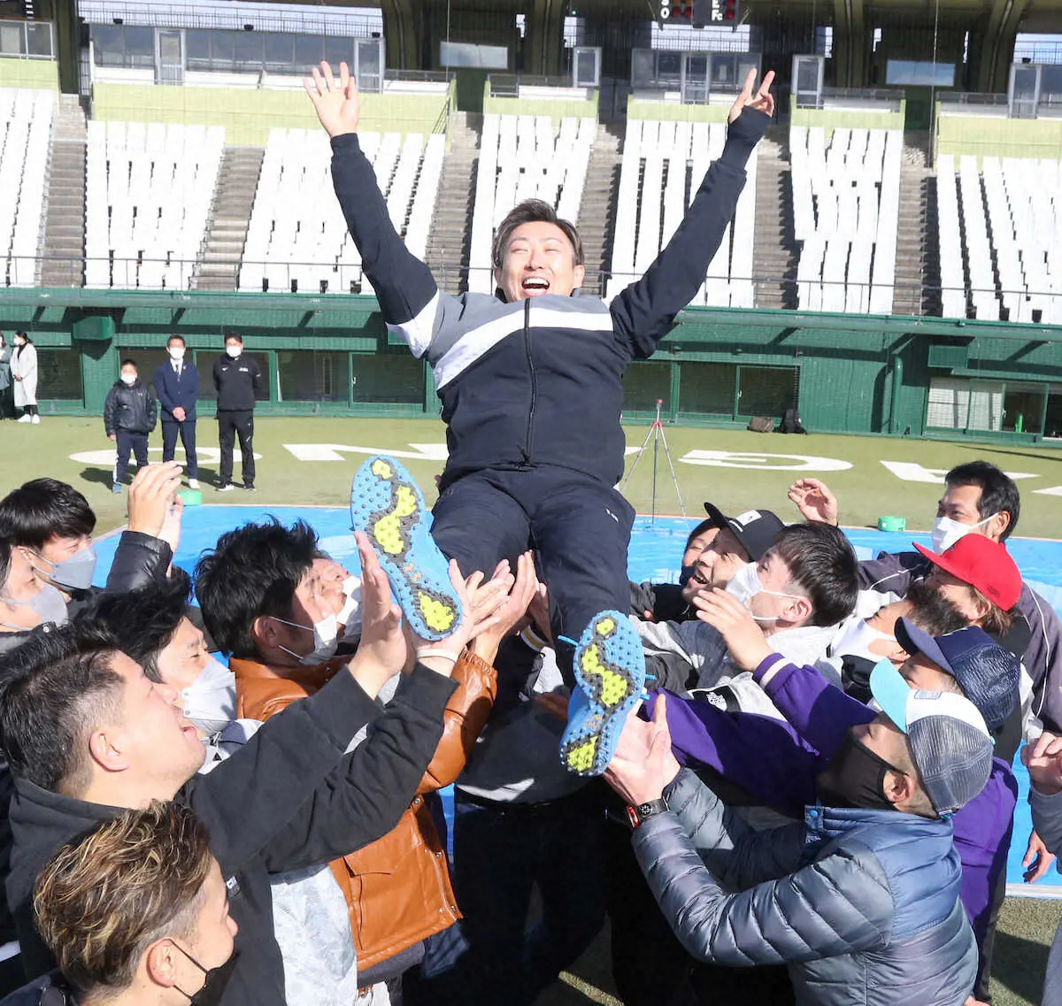 【画像・写真】金子千尋氏　長野での引退セレモニーで感激の涙　夫人がサプライズで計画