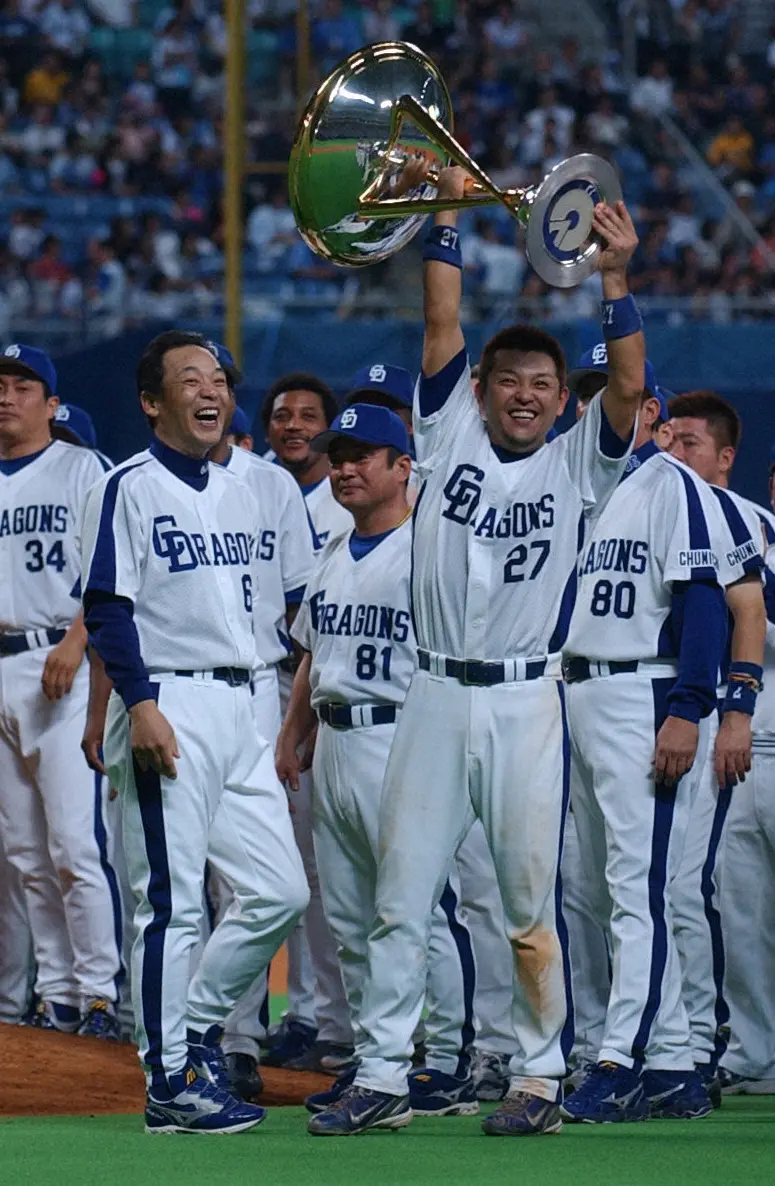 【画像・写真】04年、リーグ優勝を決め、落合監督（左）から渡されたトロフィーを高々と掲げる谷繁　　