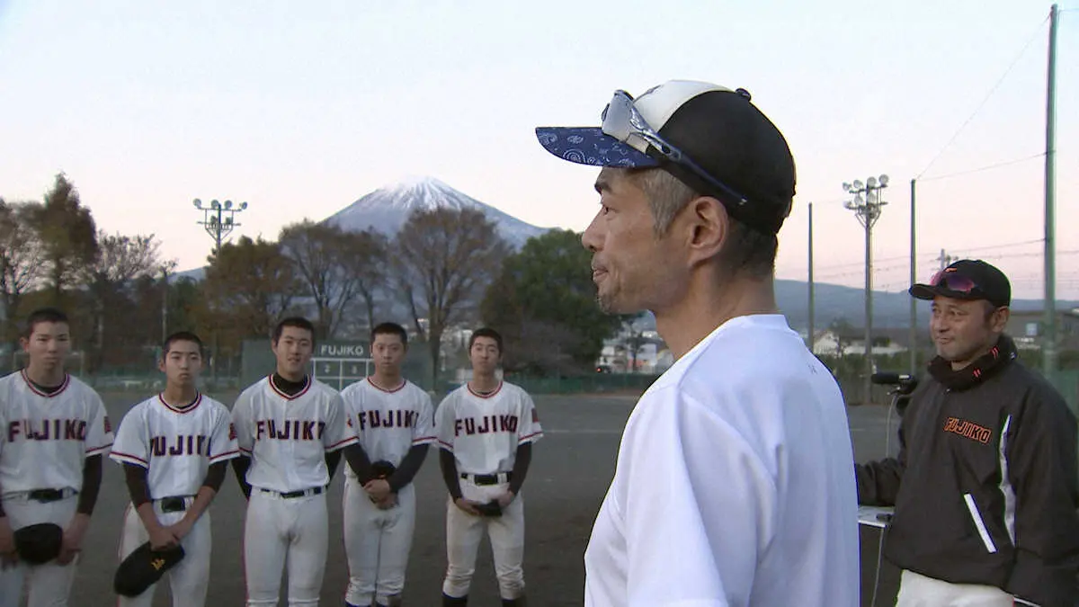 富士高の野球部員に話をするイチローさん