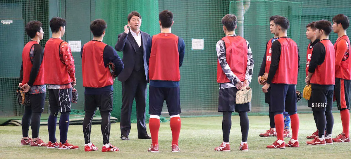 視察に訪れ新人選手らに訓示する広島・新井監督（左から5人目）（撮影・奥　調）