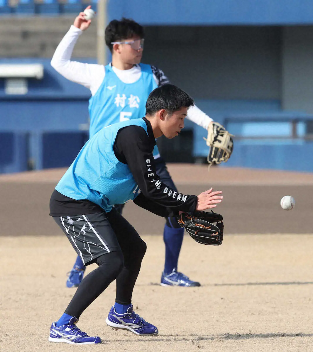 【画像・写真】中日・ドラ2村松VSドラ6田中　正二塁手獲りへいきなり火花　合同トレメニュー横並びで汗