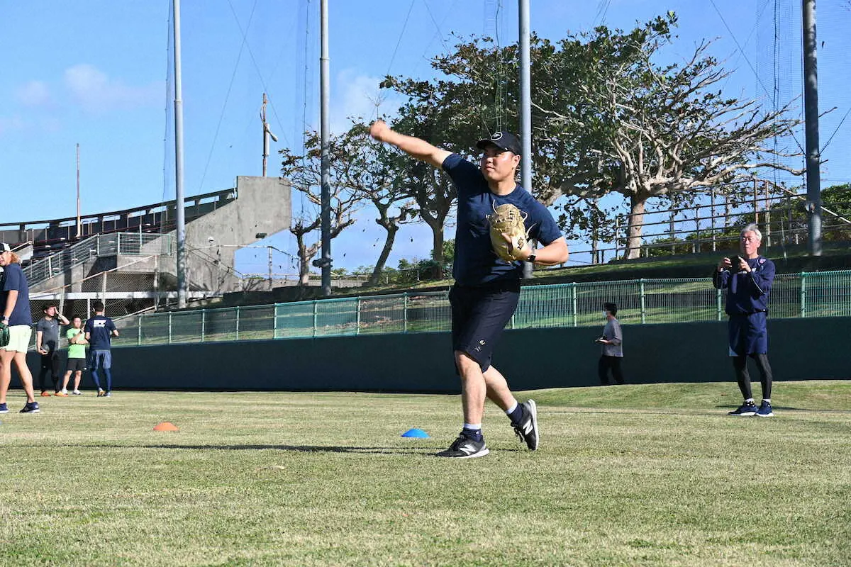 【画像・写真】西武・先発挑戦平良が新球習得へ　直球と45キロ差カーブ　宮古島で自主トレ公開