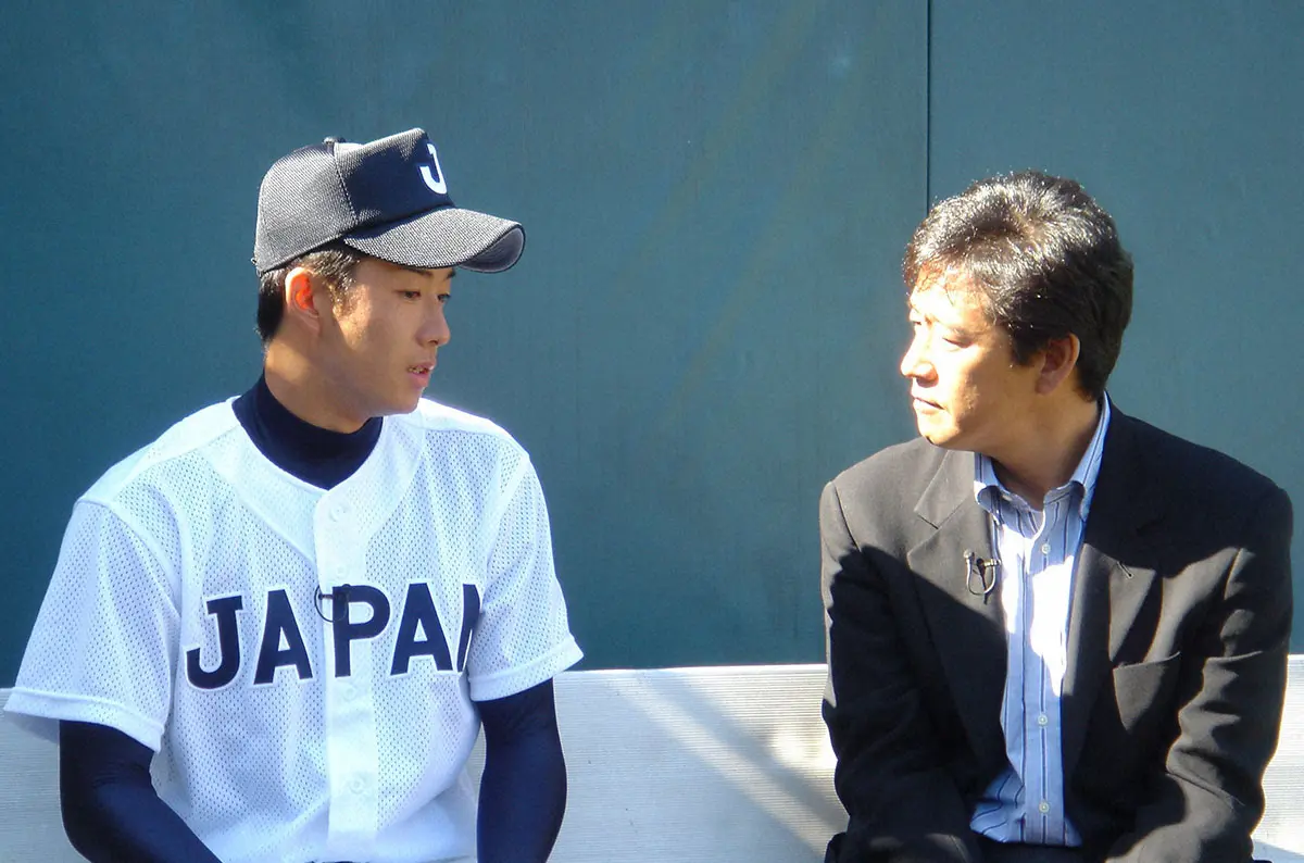 2006年、日本代表として米国遠征を行い、当時スポーツキャスターだった侍ジャパン・栗山監督からインタビューを受ける斎藤佑樹氏