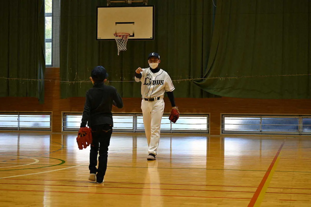 【画像・写真】西武・栗山　入院中の子供たちと3年ぶりに交流　14年から活動、おもちゃなどを寄贈