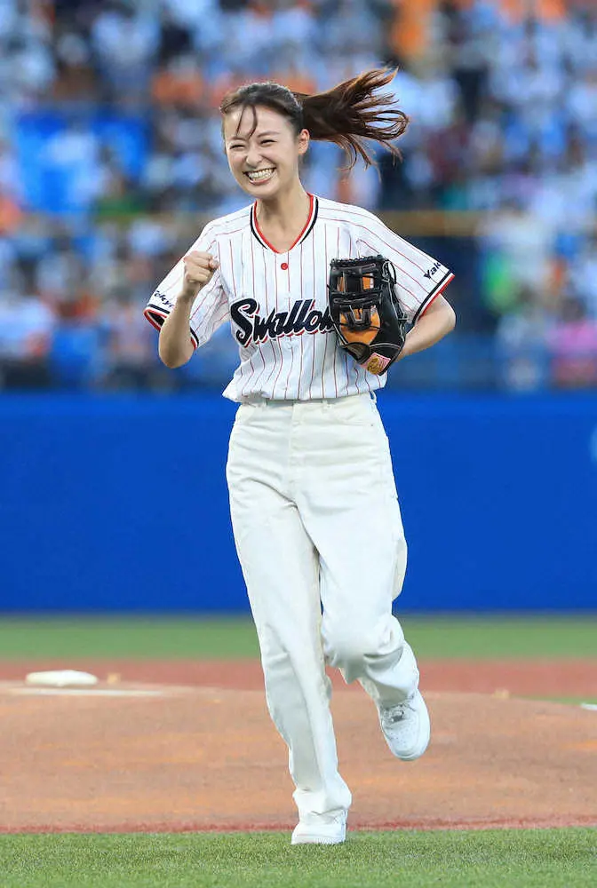 【画像・写真】ヤクルトー巨人戦で始球式を行う鈴木美羽　（撮影・西川祐介）