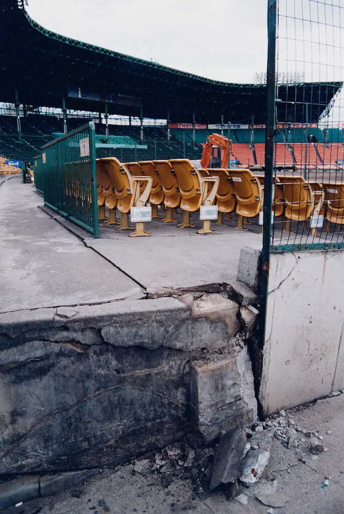 甲子園球場の一塁側内野席ではコンクリートが崩れていた