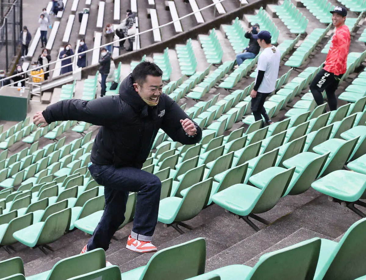 【画像・写真】「どんな練習か知らないと取材もできないでしょ」　阪神・青柳の“地獄”トレに記者も強制参加