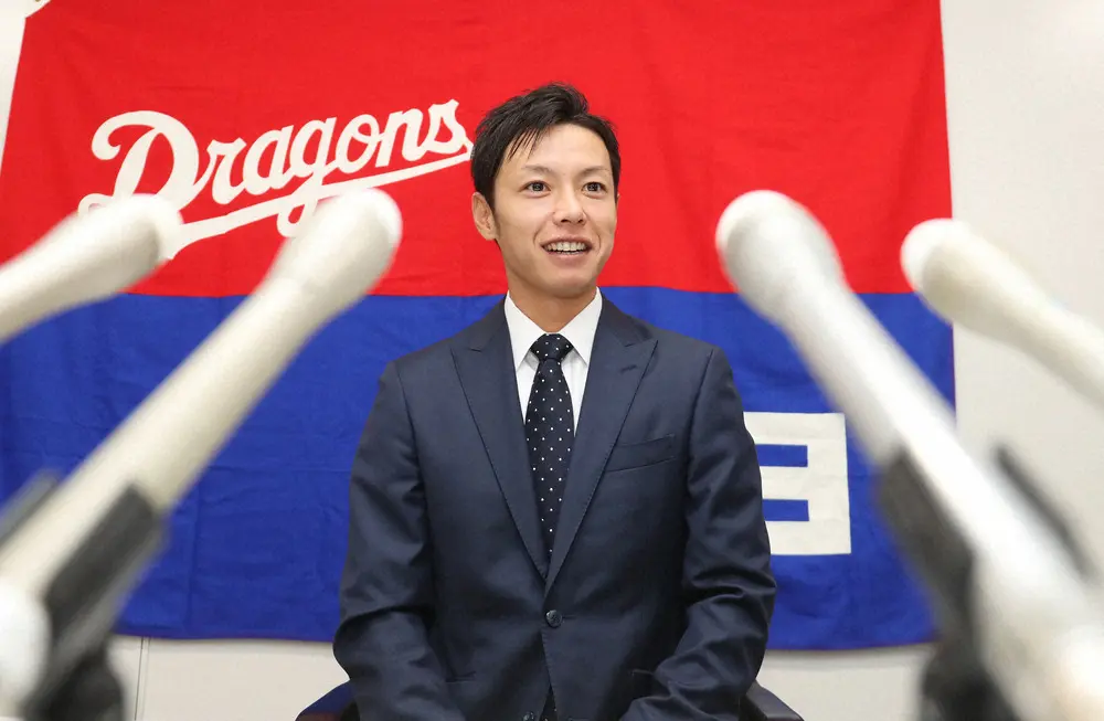 現役時代の記者会見では笑顔で質問に答える中日・浅尾拓也2軍投手コーチ