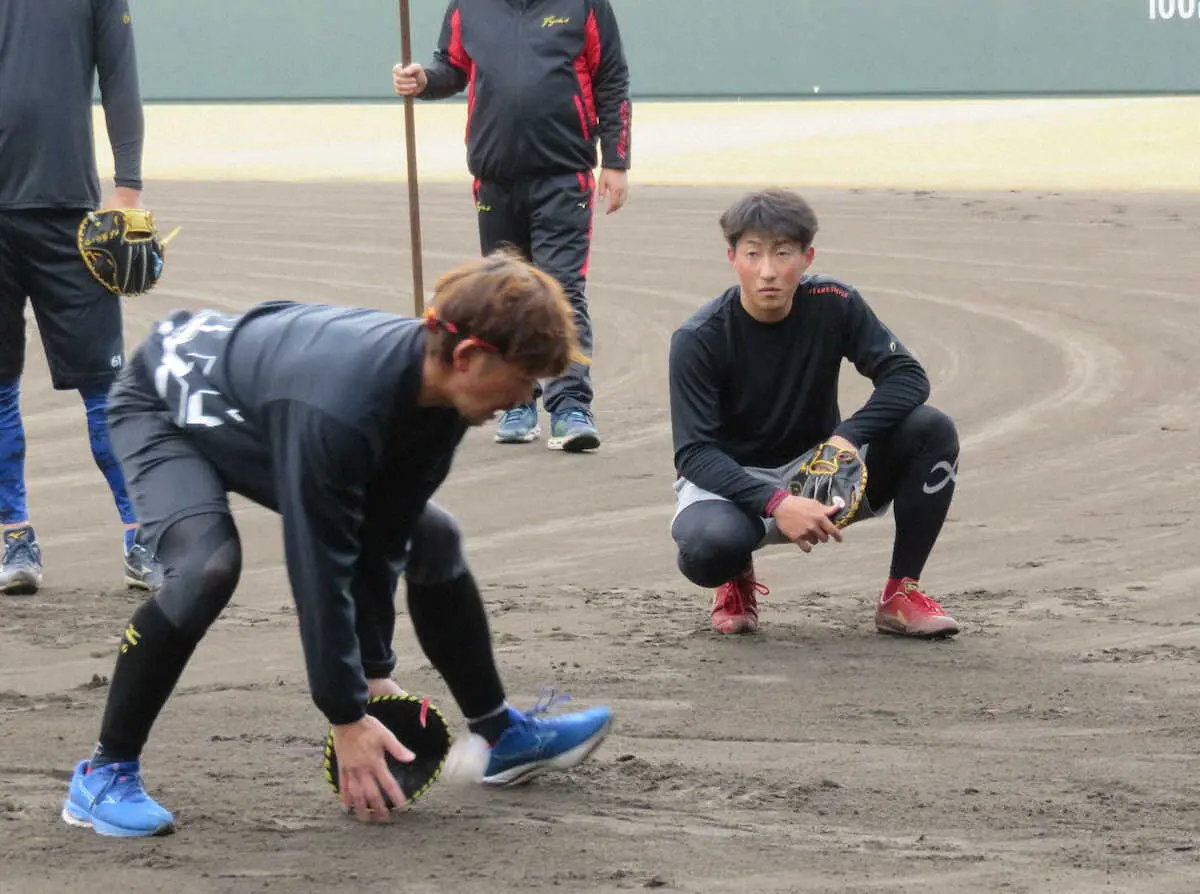 楽天・小深田（右）は守備練習中に師匠のDeNA・藤田の動きに熱視線