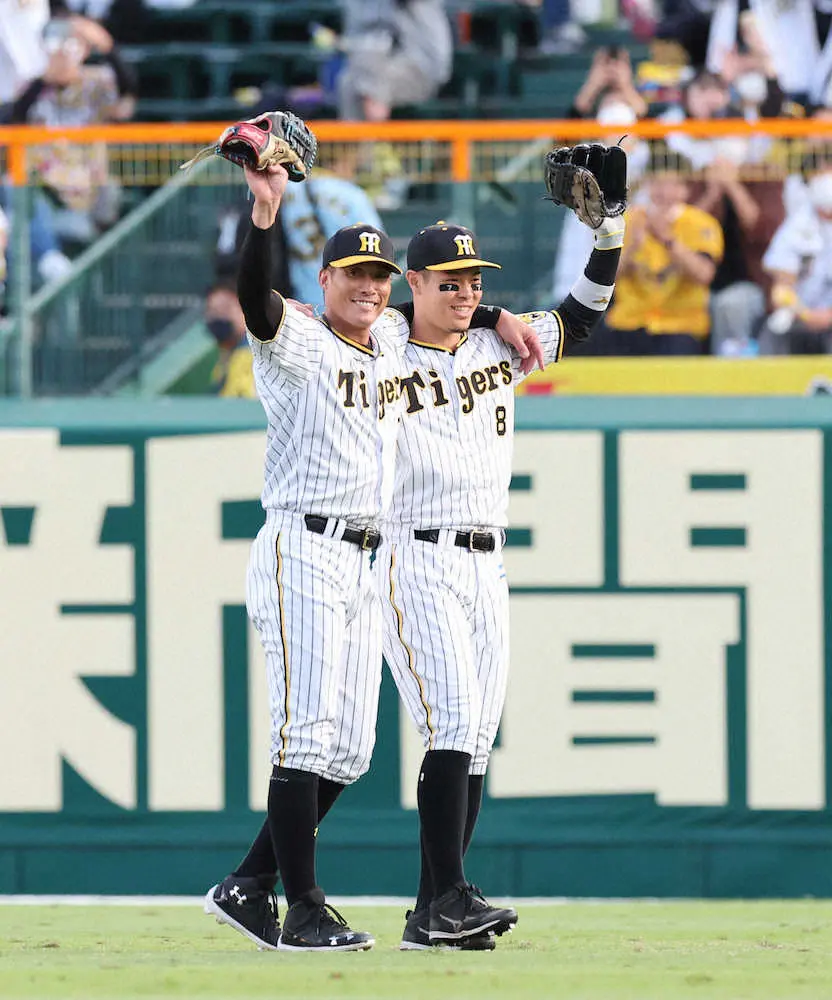 引退試合で、佐藤輝と肩を組んで、ファンにあいさつする糸井（左）　