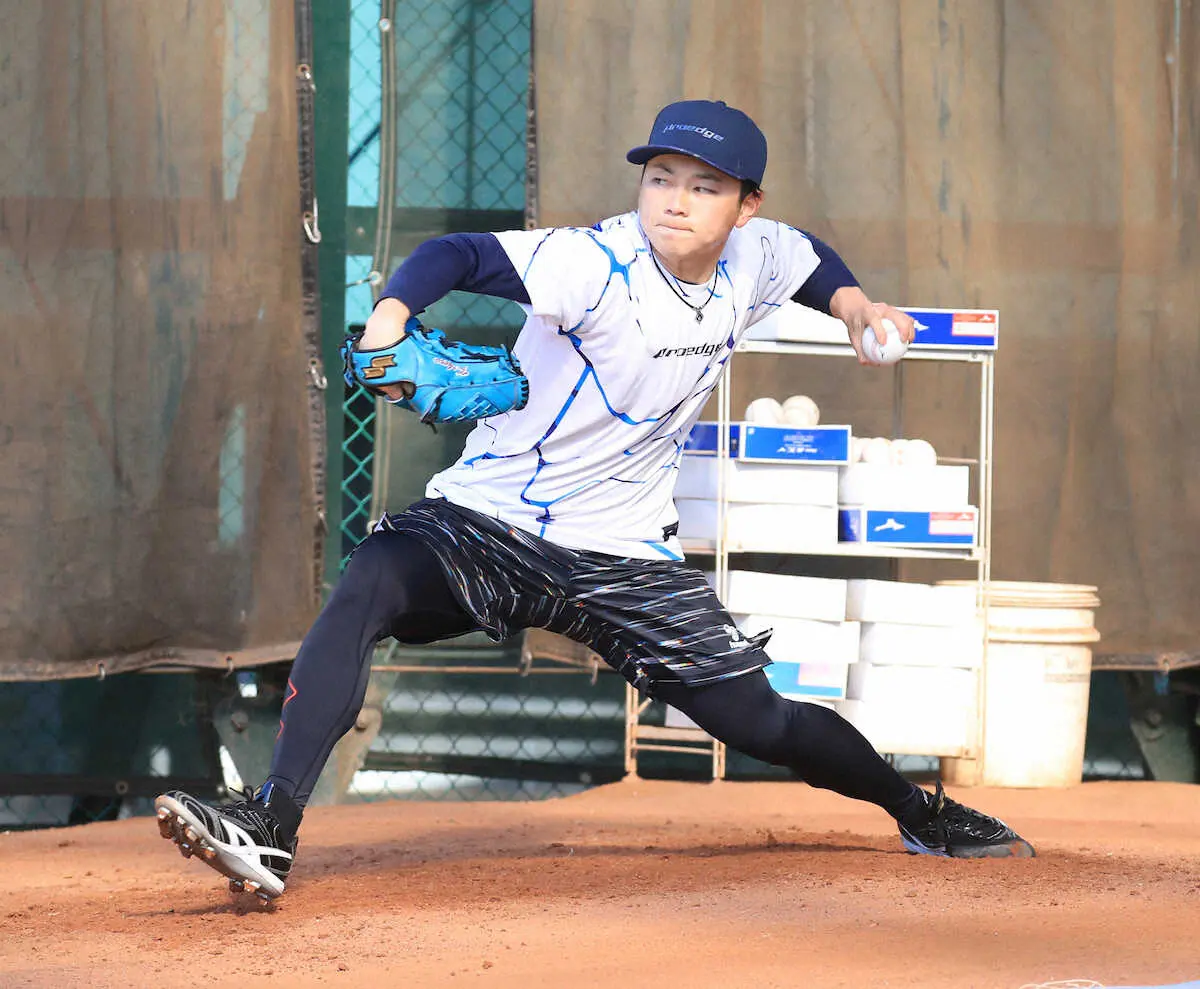 【画像・写真】ヤクルト・成田　ブルペン入り「ここからしっかり上げていきたい」　現役ドラフトでロッテから移籍