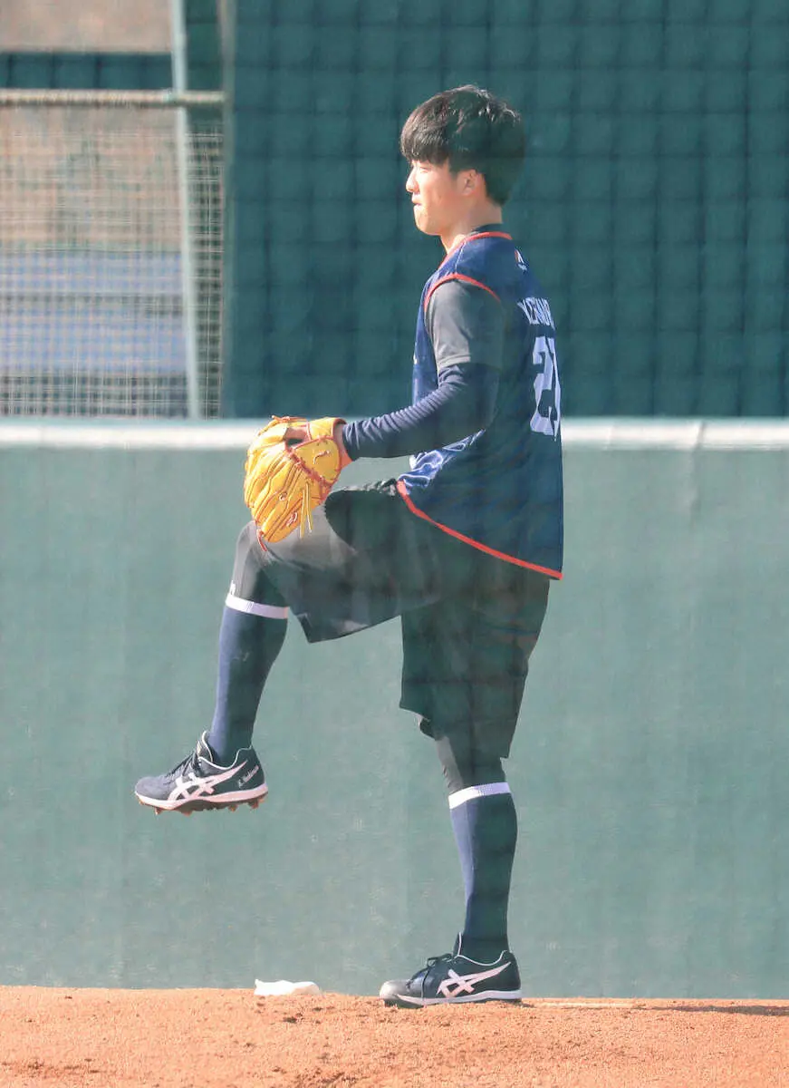 【画像・写真】ヤクルト・ドラ1吉村　“振り子投法”で開幕ローテ狙う　始動で左足を後ろに振る独特の投法