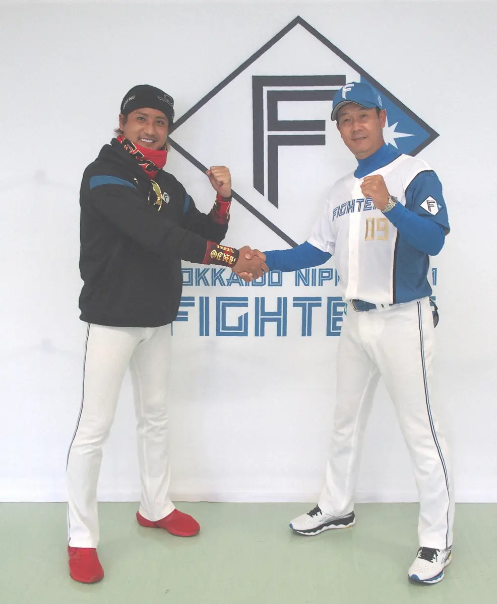 日本ハムの八木新コーチ（右）と新庄監督