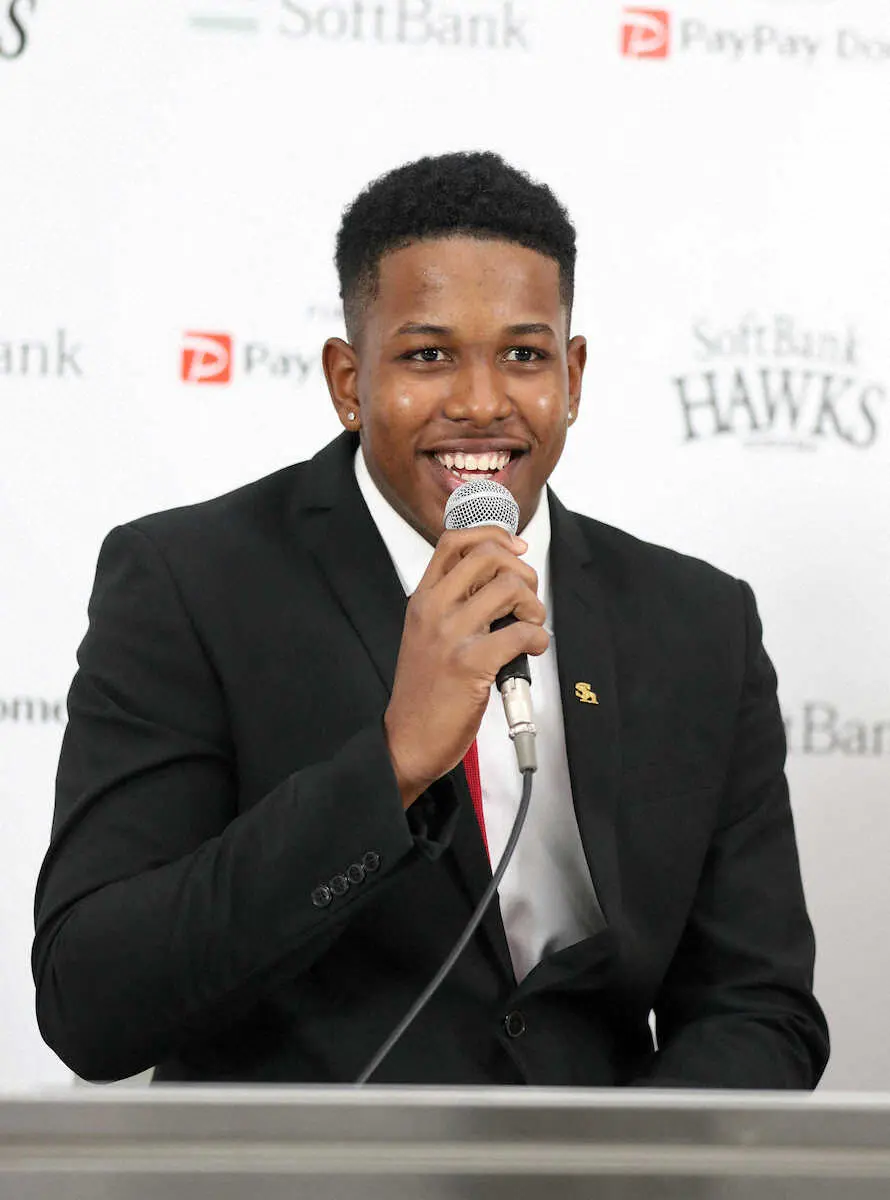 【画像・写真】ソフトバンク　15歳入団会見「ワタシハ、オ、オスーナデス」三笠GM「秋山幸二さんのような選手に」